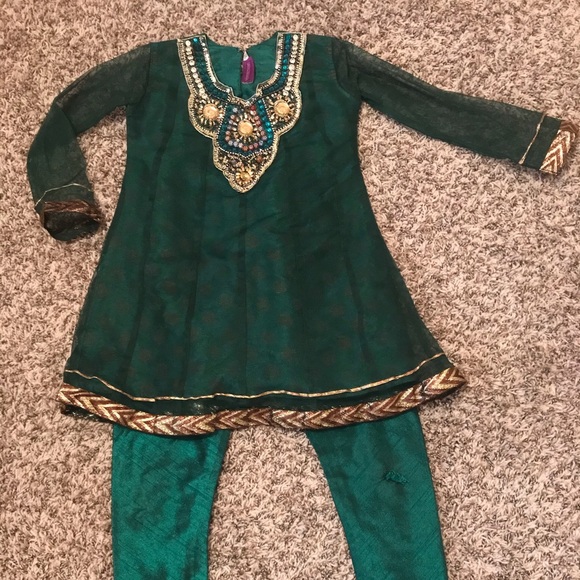 Pretty little girl Indian outfit - Picture 1 of 8